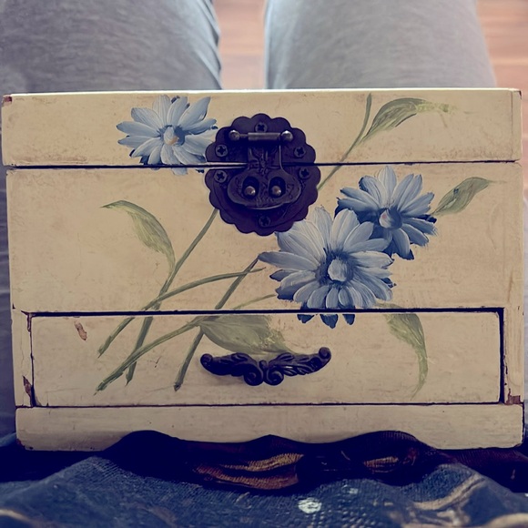 Jewelry Box - Picture 1 of 3
